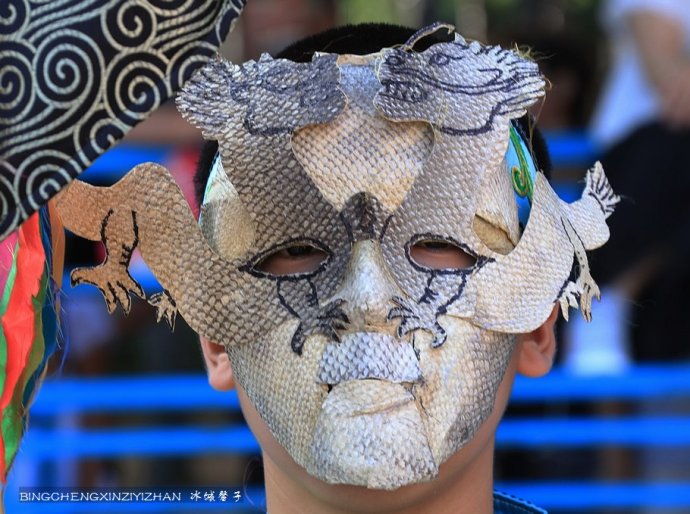 精美的鱼皮衣、鱼皮工艺品,赫哲人创造的艺术奇迹 精美的鱼皮衣、鱼皮工艺品,赫哲人创造的艺术奇迹