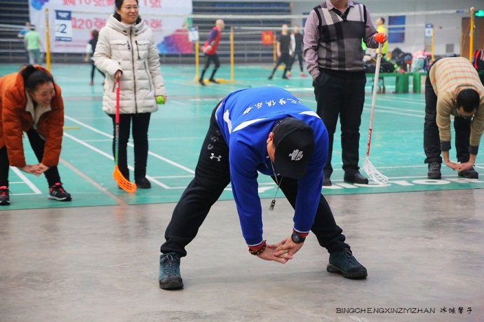 与孤独症的孩子在一起,他不再“孤独” 与孤独症的孩子在一起,他不再“孤独”