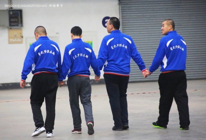 与孤独症的孩子在一起,他不再“孤独” 与孤独症的孩子在一起,他不再“孤独”