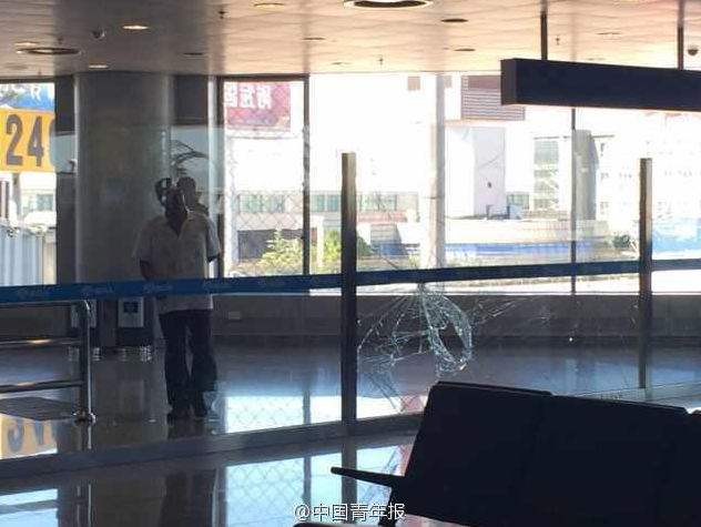 首都机场乘客扬言“杀人” 砸碎玻璃墙