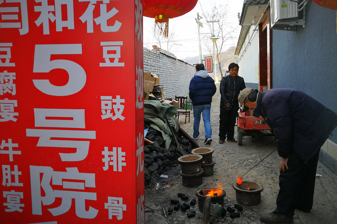在山村过大年:放爆竹,野冰钓,火锅宴,赶大集 在山村过大年:放爆竹,野冰钓,火锅宴,赶大集