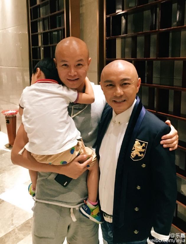 乐嘉偶遇张卫健,光头对对碰,其实他俩长头发那会更帅