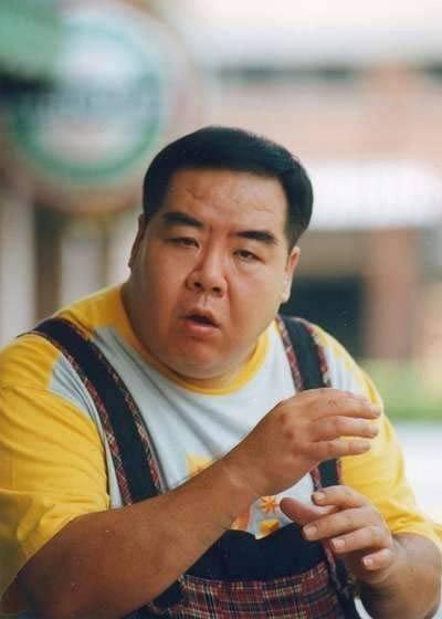 可是郑则仕的戏路却不仅是喜剧,闹剧,也演出了一些