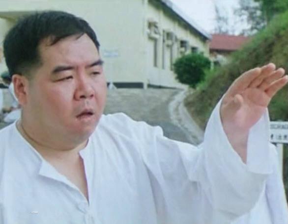 他是戏精肥猫,香港影帝,因欠巨债众叛亲离,今65岁孤独