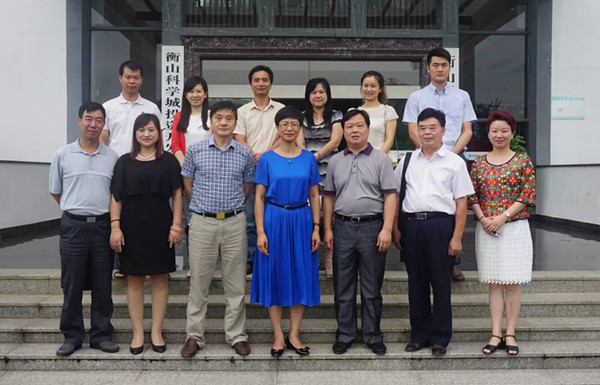 市工商联副主席谢明芳率异地商会赴科学城考察,蓝色裙装者为谢明芳