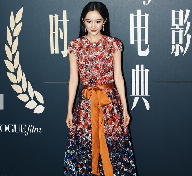 杨幂缺席唐嫣婚礼后在某盛典邂逅,没有不和但不如与杨颖互动亲密 杨幂缺席唐嫣婚礼后在某盛典邂逅,没有不和但不如与杨颖互动亲密