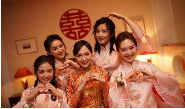 杨幂缺席唐嫣婚礼后在某盛典邂逅,没有不和但不如与杨颖互动亲密 杨幂缺席唐嫣婚礼后在某盛典邂逅,没有不和但不如与杨颖互动亲密