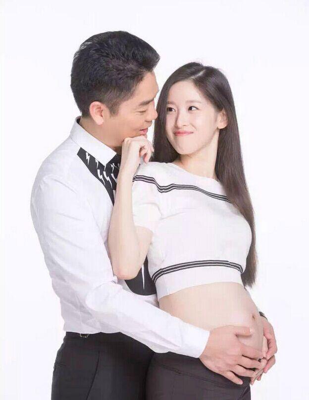 奶茶妹妹童颜大肚与刘强东拍写真画面违和如父女 奶茶妹妹童颜大肚拍孕妇写真画面违和,与刘强东合影如父女