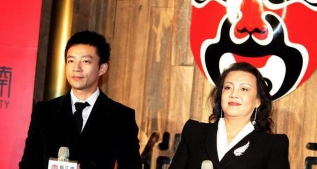 42岁大S长得越来越像婆婆张兰,脸比37岁汪小菲大一半 42岁大S长得越来越像婆婆张兰,脸比37岁汪小菲大一半