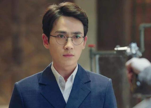 他在《微微一笑》中演杨洋情敌还是鲜肉,在《镇魂》中变胡子大叔 他在《微微一笑》中演杨洋情敌还是鲜肉,在《镇魂》中变胡子大叔