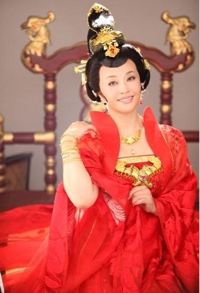 刘晓庆范冰冰武则天惊艳造型大比拼 刘晓庆范冰冰两大娱乐圈大腕死磕武则天,惊艳武媚娘造型大比拼