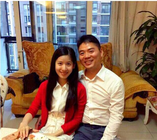 奶茶妹妹童颜大肚与刘强东拍写真画面违和如父女 奶茶妹妹童颜大肚拍孕妇写真画面违和,与刘强东合影如父女