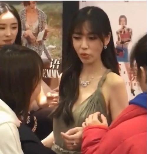 杨幂缺席唐嫣婚礼后在某盛典邂逅,没有不和但不如与杨颖互动亲密 杨幂缺席唐嫣婚礼后在某盛典邂逅,没有不和但不如与杨颖互动亲密