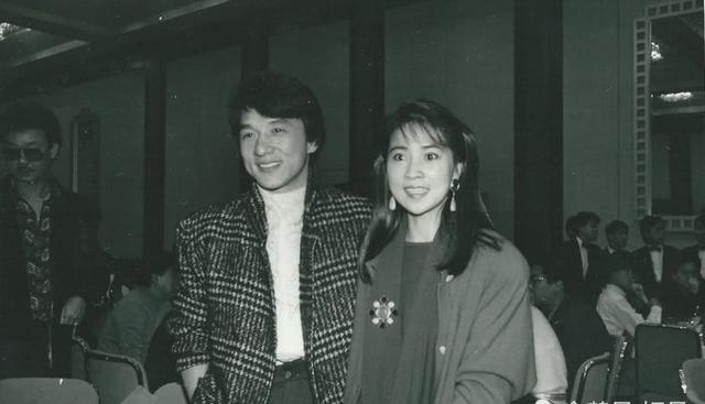 成龙罕见秀恩爱晒旧照,年轻时林凤娇绝色倾城性感吴绮莉无法媲美 成龙罕见秀恩爱晒旧照,年轻时林凤娇绝色倾城性感吴绮莉无法媲美
