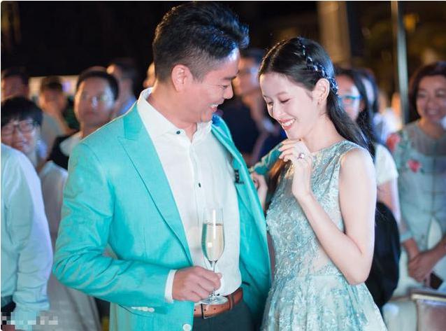 奶茶妹妹童颜大肚与刘强东拍写真画面违和如父女 奶茶妹妹童颜大肚拍孕妇写真画面违和,与刘强东合影如父女