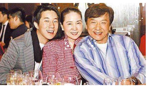 成龙罕见秀恩爱晒旧照,年轻时林凤娇绝色倾城性感吴绮莉无法媲美 成龙罕见秀恩爱晒旧照,年轻时林凤娇绝色倾城性感吴绮莉无法媲美