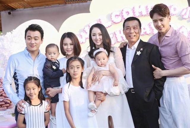遗传高云翔高颜值的女儿,才两岁就被佟丽娅关悦哄抢当儿媳! 遗传高云翔高颜值的女儿,才两岁就被佟丽娅关悦哄抢当儿媳!
