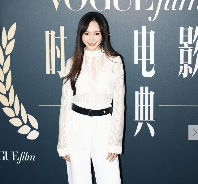 杨幂缺席唐嫣婚礼后在某盛典邂逅,没有不和但不如与杨颖互动亲密 杨幂缺席唐嫣婚礼后在某盛典邂逅,没有不和但不如与杨颖互动亲密