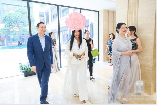 娱乐圈这位喜欢戴花的女星,这次真的把自己戴成了奇葩! 娱乐圈这位喜欢戴花的女星,这次真的把自己戴成了奇葩!