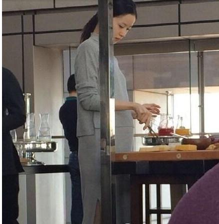 奶茶妹妹童颜大肚与刘强东拍写真画面违和如父女 奶茶妹妹童颜大肚拍孕妇写真画面违和,与刘强东合影如父女