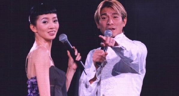 刘德华中止演唱会哭着道歉感人,之前回忆梅艳芳张国荣哭泣更虐心