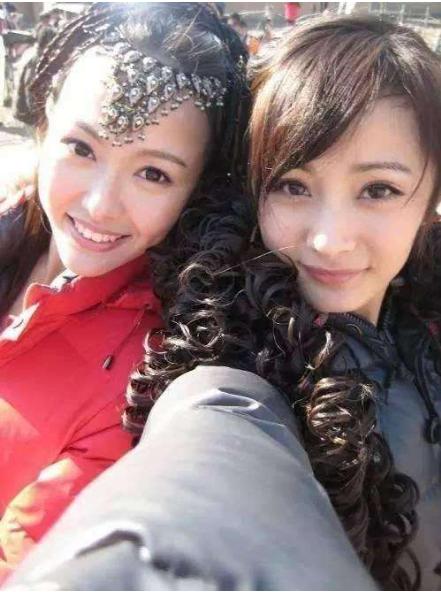 杨幂缺席唐嫣婚礼后在某盛典邂逅,没有不和但不如与杨颖互动亲密 杨幂缺席唐嫣婚礼后在某盛典邂逅,没有不和但不如与杨颖互动亲密