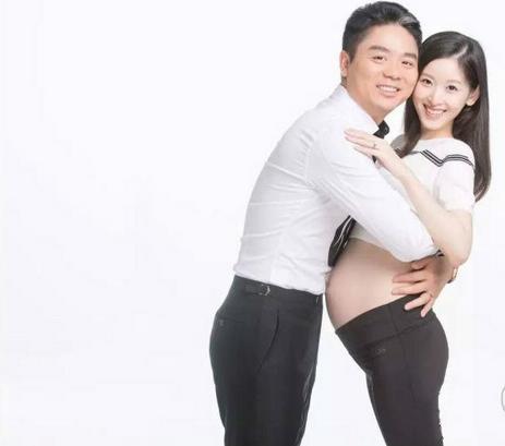 奶茶妹妹童颜大肚与刘强东拍写真画面违和如父女 奶茶妹妹童颜大肚拍孕妇写真画面违和,与刘强东合影如父女