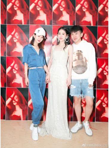 赵丽颖娱乐圈好闺蜜不止辣妈谢娜,还有这位当下很火的乐坛新秀 赵丽颖娱乐圈好闺蜜不止辣妈谢娜,还有这位当下很火的乐坛新秀