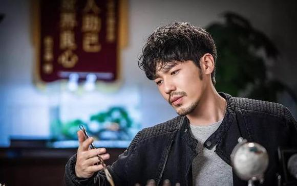 他在《微微一笑》中演杨洋情敌还是鲜肉,在《镇魂》中变胡子大叔 他在《微微一笑》中演杨洋情敌还是鲜肉,在《镇魂》中变胡子大叔