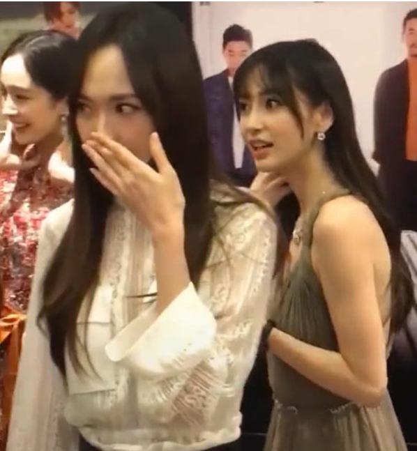 杨幂缺席唐嫣婚礼后在某盛典邂逅,没有不和但不如与杨颖互动亲密 杨幂缺席唐嫣婚礼后在某盛典邂逅,没有不和但不如与杨颖互动亲密