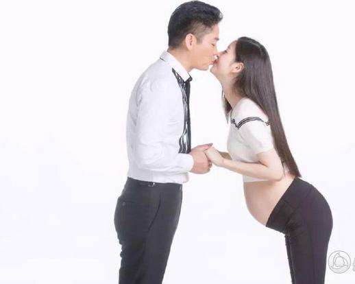 奶茶妹妹童颜大肚与刘强东拍写真画面违和如父女 奶茶妹妹童颜大肚拍孕妇写真画面违和,与刘强东合影如父女