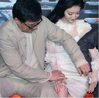 成龙罕见秀恩爱晒旧照,年轻时林凤娇绝色倾城性感吴绮莉无法媲美 成龙罕见秀恩爱晒旧照,年轻时林凤娇绝色倾城性感吴绮莉无法媲美