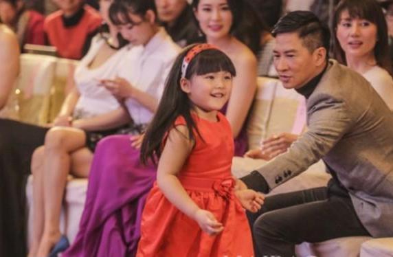 甜馨王诗龄谁是童星一姐? 李小璐贾乃亮女儿李湘王岳伦女儿火拼,甜馨王诗龄谁是童星一姐?