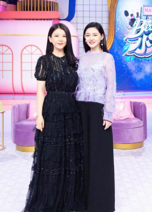 42岁大S与同龄李湘合影,产后难瘦回去的两大名嘴如今都靠PS美着 42岁大S与同龄李湘合影,产后难瘦回去的两大名嘴如今都靠PS美着