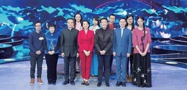 《中国诗词大会》赛制创新,可惜董卿缺席,新主持人比她少了两点 《中国诗词大会》赛制创新,可惜董卿缺席,新主持人比她少了两点