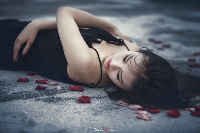 一个瘦男抱个胖女人猜成语_一个胖女人变瘦的动图(2)