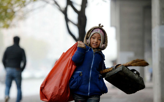 济南6岁失学女孩帮奶奶扫马路 成“环卫工”