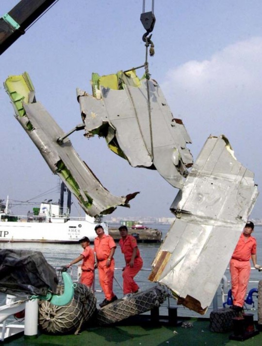 2002年5月25日，一架台湾中华航空公司的波音747客机在空中分解，造成机上225人丧生。图为5月27日，打捞上来的飞机残骸。 CFP 资料
