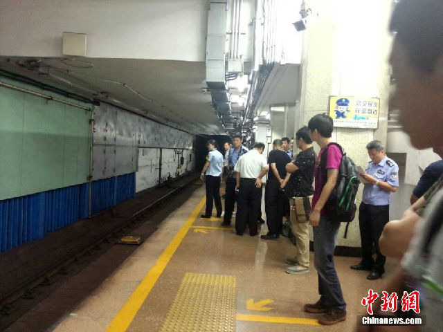 北京地铁2号线一乘客进入运营轨道 列车紧急停...