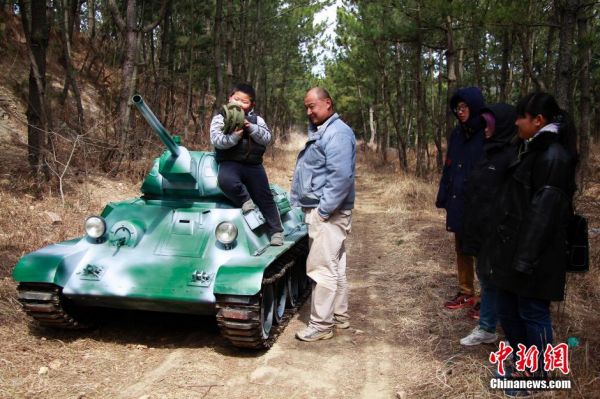 辽宁农民父子手工打造微缩T34坦克