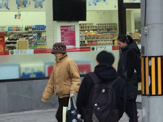 实拍:京城气温骤降,行人冻成狗(图) 实拍:京城气温骤降,行人冻成狗(图)