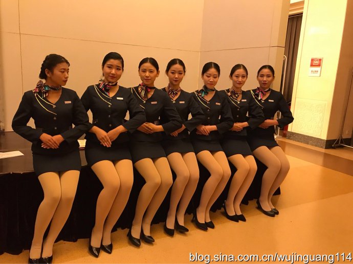 培华学院礼仪美女服务西部经济论坛(图) 培华学院礼仪美女服务西部经济论坛(图)