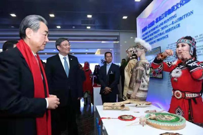 赫哲族表演萨满舞蹈的女艺人(图) 赫哲族表演萨满舞蹈的女艺人(图)