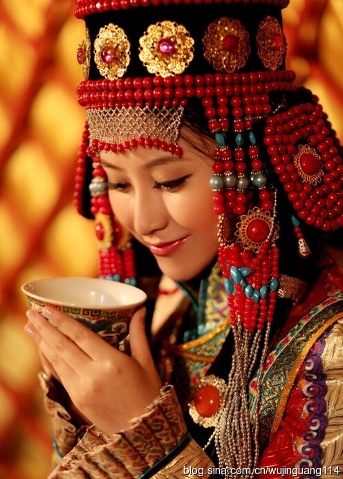 一曲牧歌挥洒着女儿情,  你赶着草浪花香,我的蒙古族姑娘