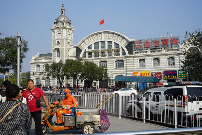 国庆长假的前门大街分外热闹(图) 国庆长假的前门大街分外热闹(图)