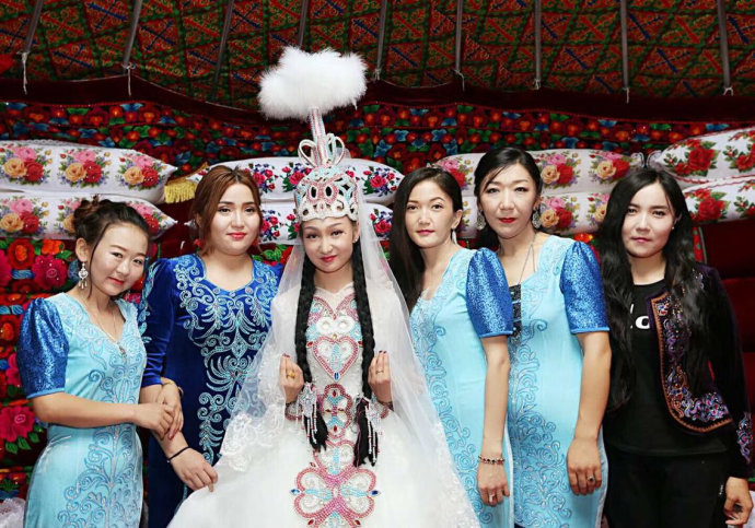 希奇:塔吉克族婚礼上女人和女人亲嘴(图) 希奇:塔吉克族婚礼上女人和女人亲嘴(图)