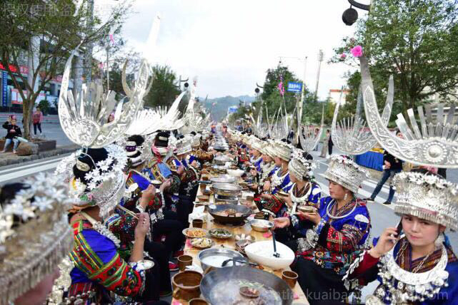 庆祝苗年,3000苗女着盛装同吃一桌饭(图) 庆祝苗年,3000苗女着盛装同吃一桌饭(图)