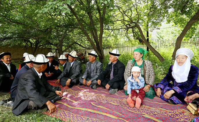 希奇:塔吉克族婚礼上女人和女人亲嘴(图) 希奇:塔吉克族婚礼上女人和女人亲嘴(图)