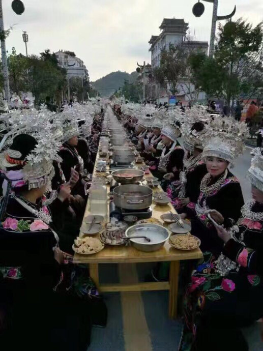 庆祝苗年,3000苗女着盛装同吃一桌饭(图) 庆祝苗年,3000苗女着盛装同吃一桌饭(图)