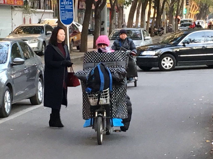 实拍:京城气温骤降,行人冻成狗(图) 实拍:京城气温骤降,行人冻成狗(图)